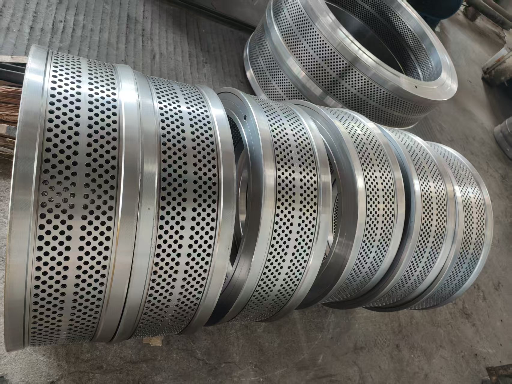 External Toggle System & Vacuum-Quenched Molds.jpg